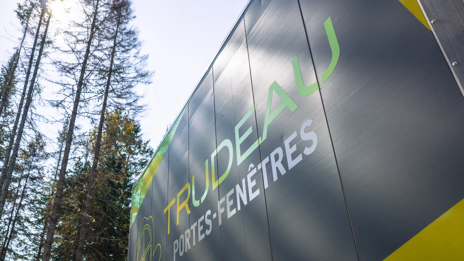 Véhicule de service portant le logo Trudeau Portes et Fenêtres.