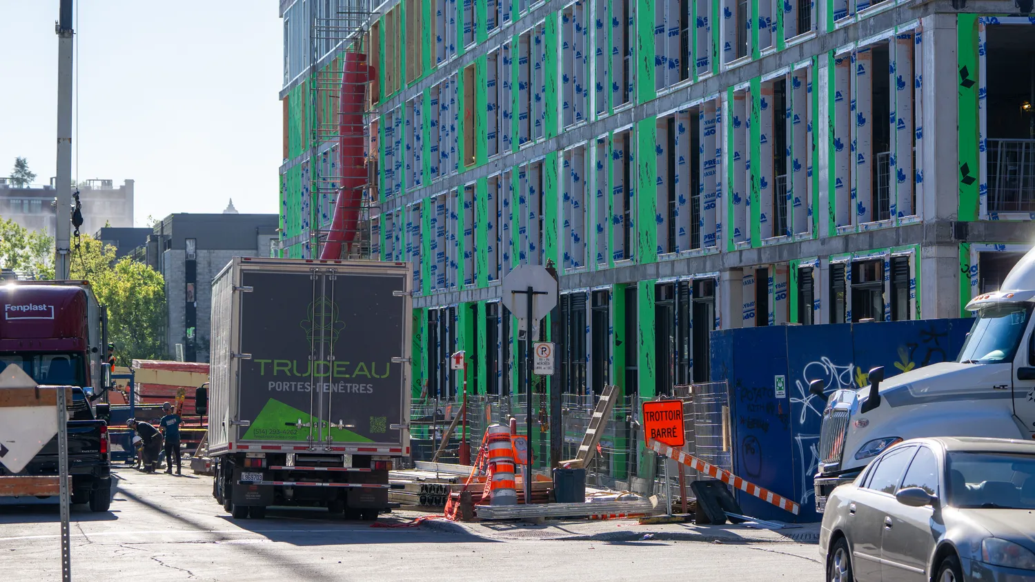 Façade d’un immeuble multilogement en construction avec ses ouvertures de fenêtres.