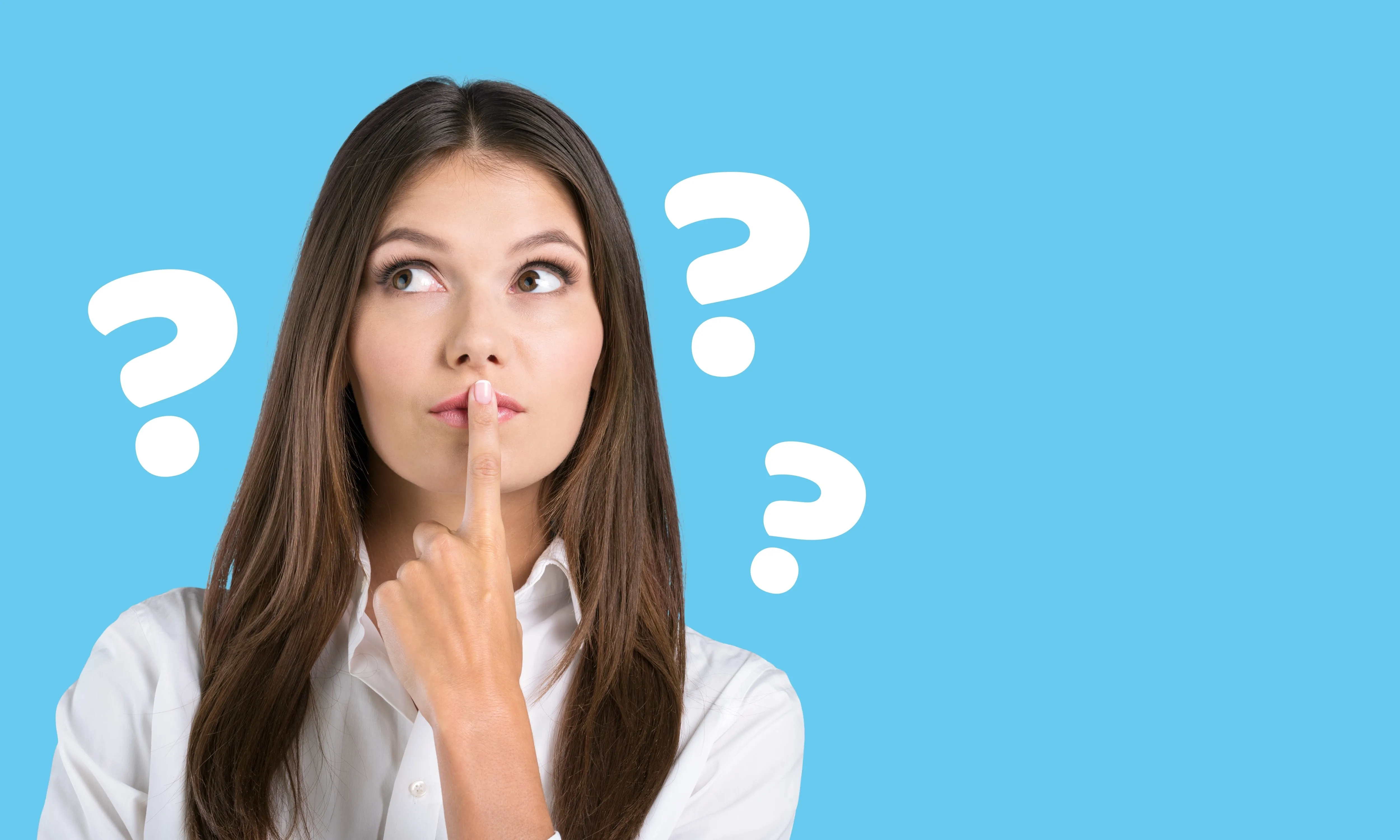 Femme entourée de points d’interrogation sur un fond bleu.