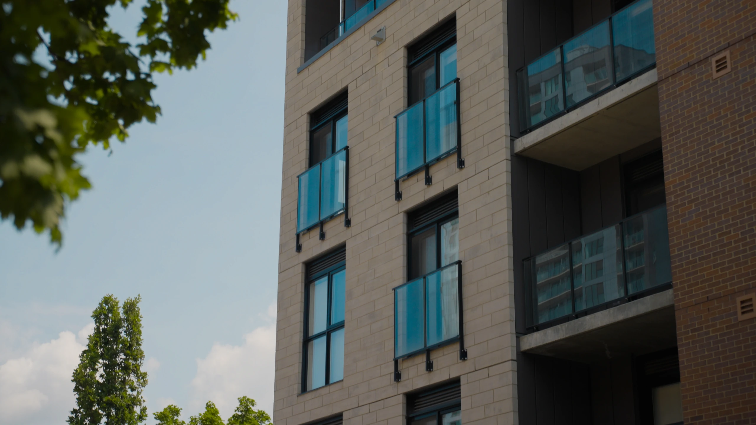 Balcons et grandes fenêtres d’un immeuble multilogement.