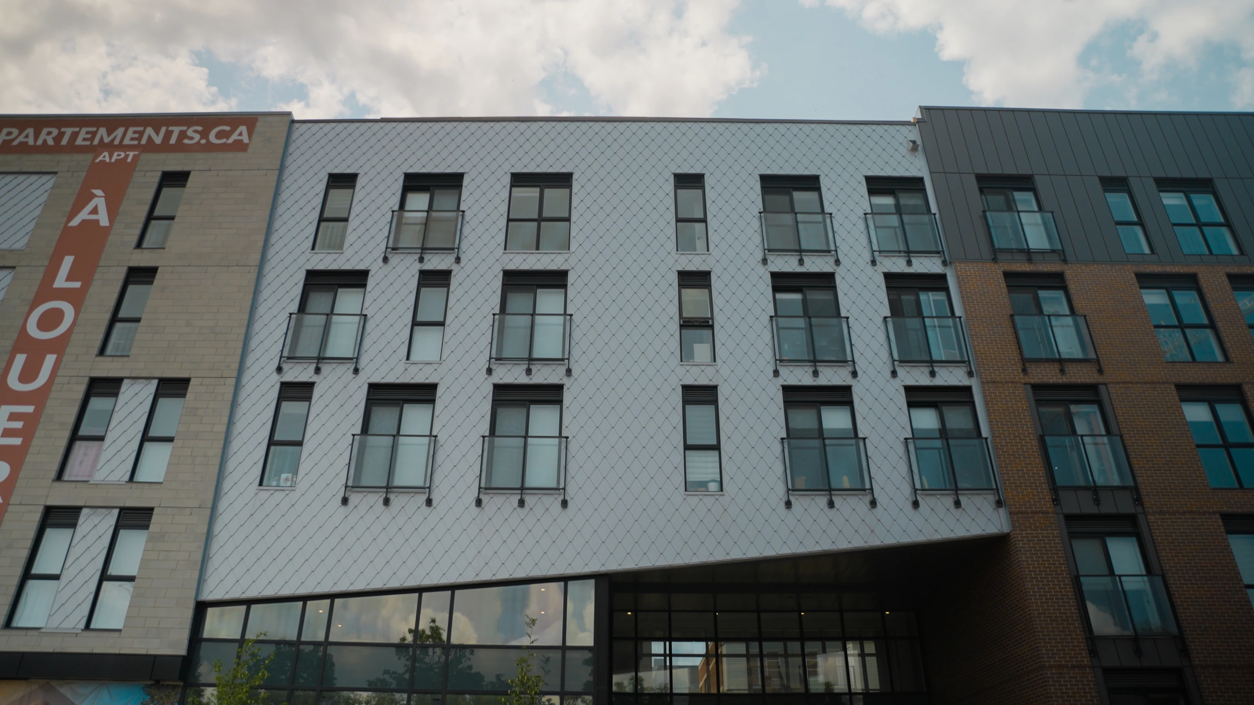 Façade d’un immeuble d’appartements avec de nombreuses fenêtres.