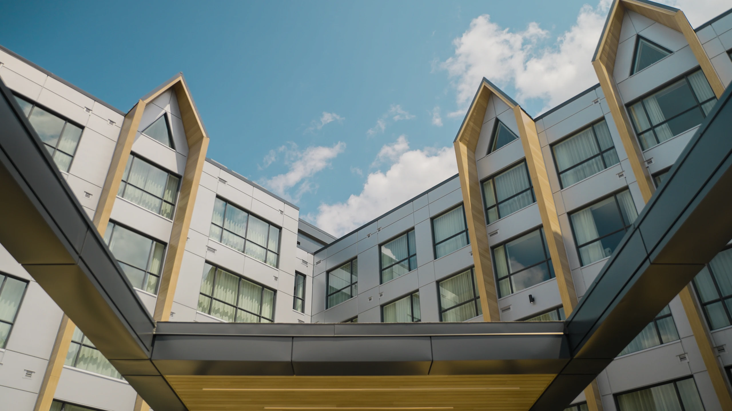 Façade vitrée d’un bâtiment commercial.